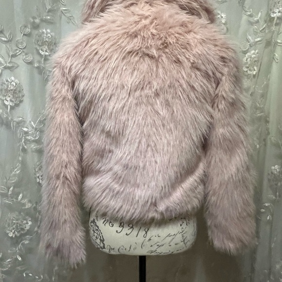Pink faux fur cropped coat. - Picture 6 of 10